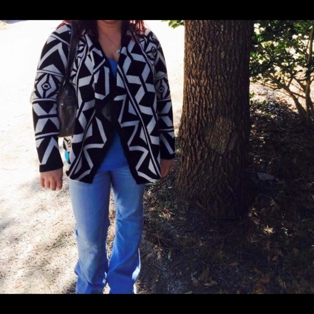 ⚫️ Black and ⚪️ White Cardigan